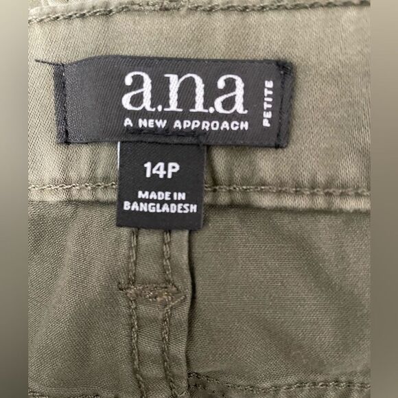 NWT a.n.a. A New Approach Size 14 Petite Olive Green Cargo Pants Cropped - Picture 8 of 9